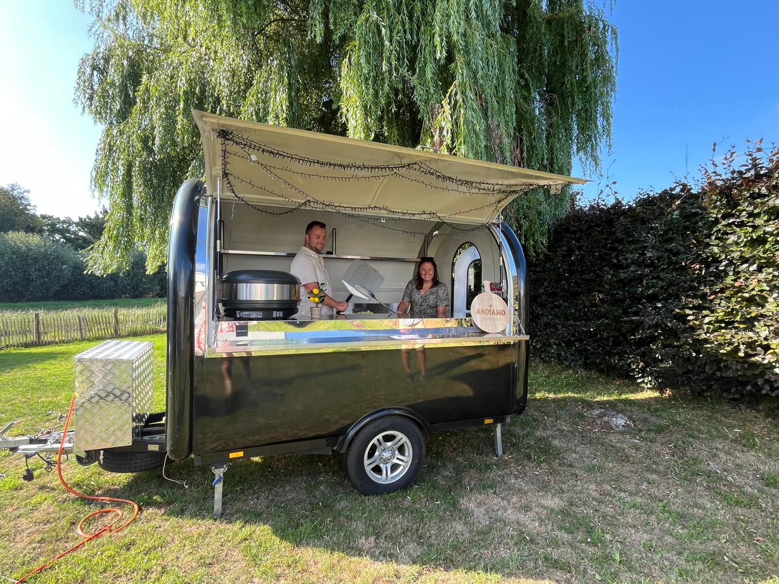 Andiamo pizza foodtruck op een tuinfeest