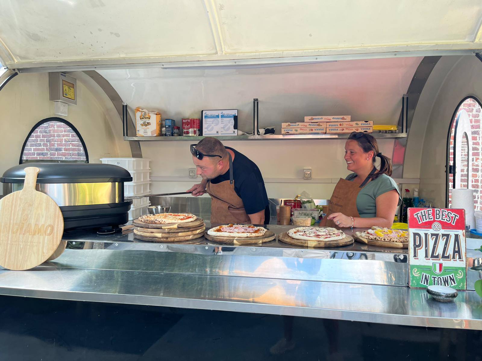 Pizza foodtruck voor een bedrijfsfeest