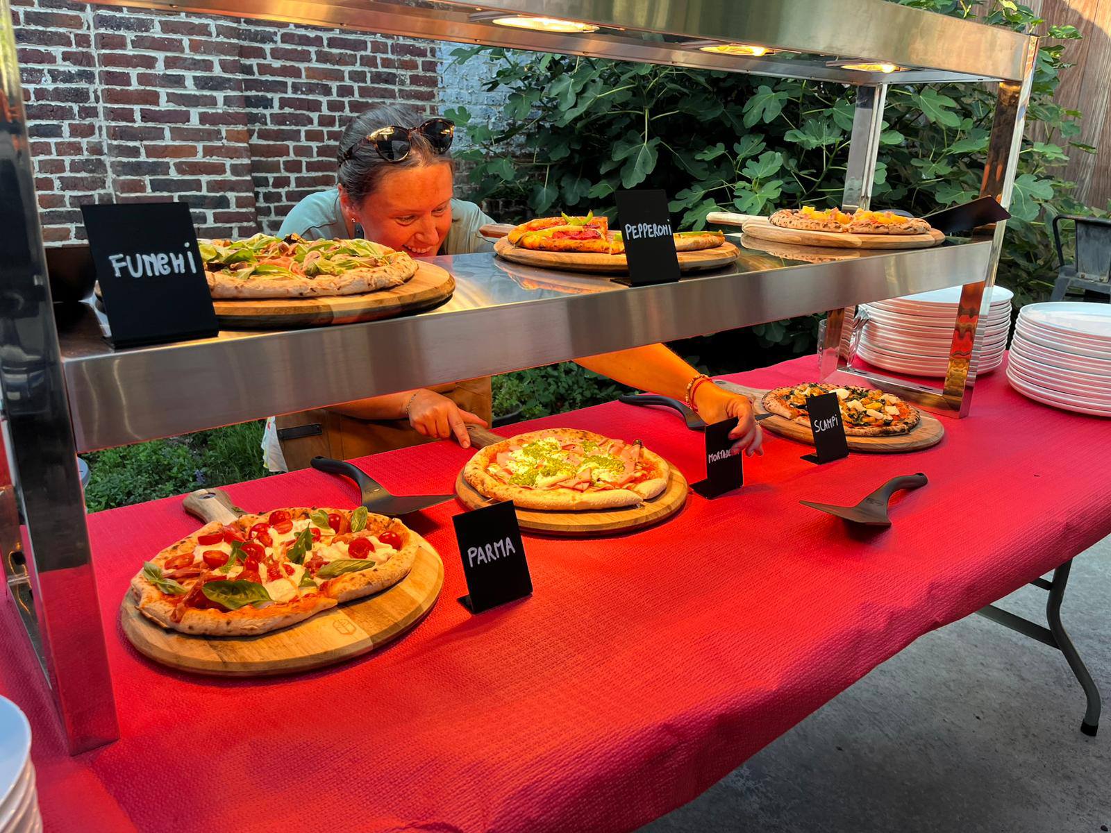 Sfeervolle pizza op een feest